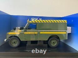 Universal hobbies superb land rover serie III delivery van 1/18 new box